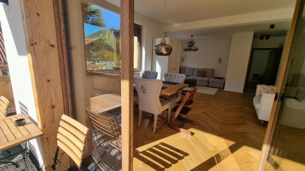 Appartement Dachstein – Wohn- und Essbereich mit Terrassenzugang
